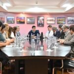 El gobernador Claudio Vidal encabezó una mesa de trabajo con empresas mineras y la UOCRA