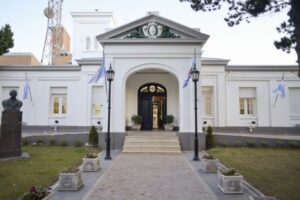 El gobierno provincial acaba de pedir “un descubierto” de 15 mil millones de pesos al Banco Santa Cruz, para pagar salarios