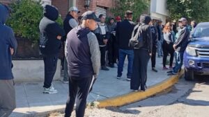 Desocupados se presentaron en el municipio reclamando el 90/10